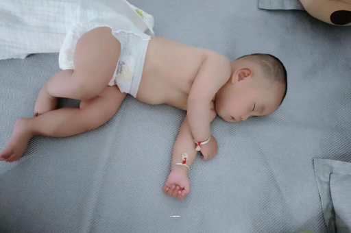 华容几个月宝宝会抬头